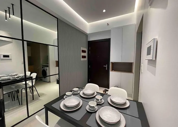Lux 1br Uptown Parksuites Bgc 200mbps Smarttv * Manila