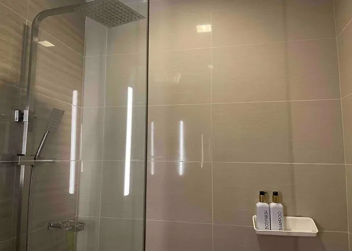 Lux 1br Uptown Parksuites Bgc 200mbps Smarttv Manila
