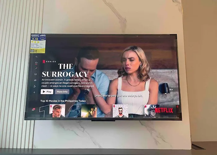 Lux 1br Uptown Parksuites Bgc 200mbps Smarttv Manila