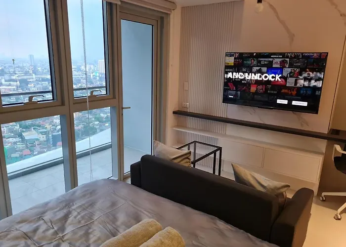 Lux 1br Uptown Parksuites Bgc 200mbps Smarttv Manila