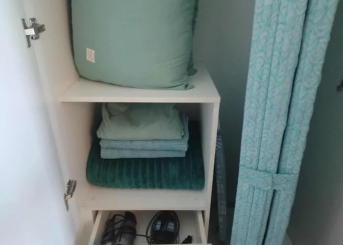 Lux 1br Uptown Parksuites Bgc 200mbps Smarttv Manila