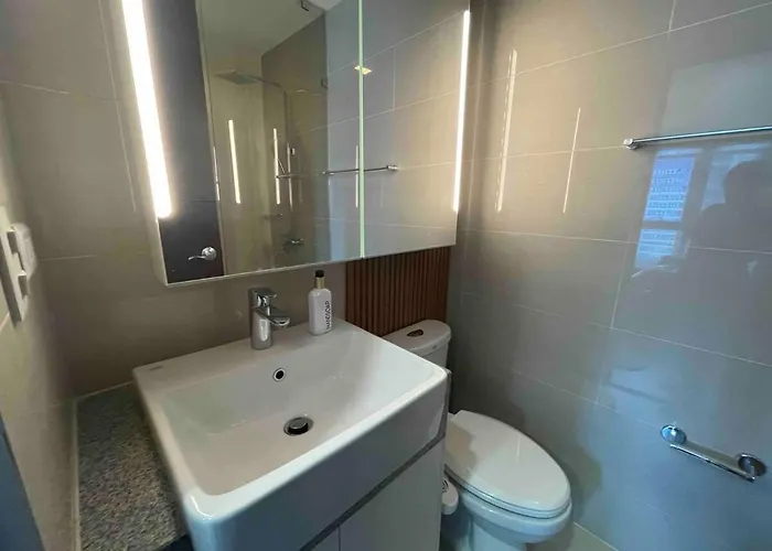 Lux 1br Uptown Parksuites Bgc 200mbps Smarttv Apartment Manila